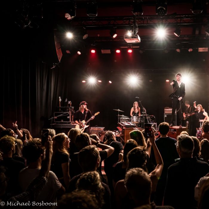 Op de foto het podium van onze kleine zaal tijdens een optreden van Thijs Boontjes met zijn Showorkest.