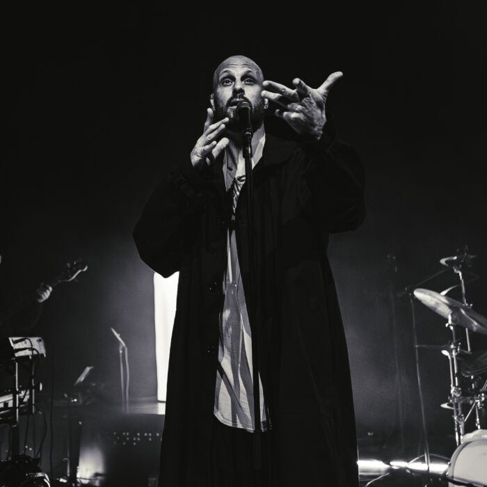 Zwart-witfoto van woordkunstenaar Manu van Kersbergen