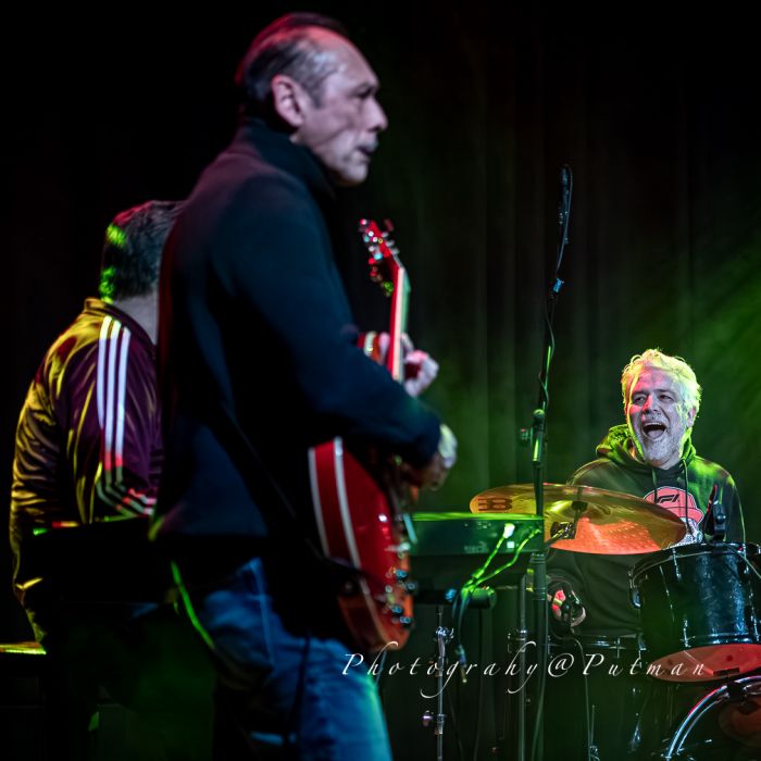 gitarist en drummer op het podium in actie