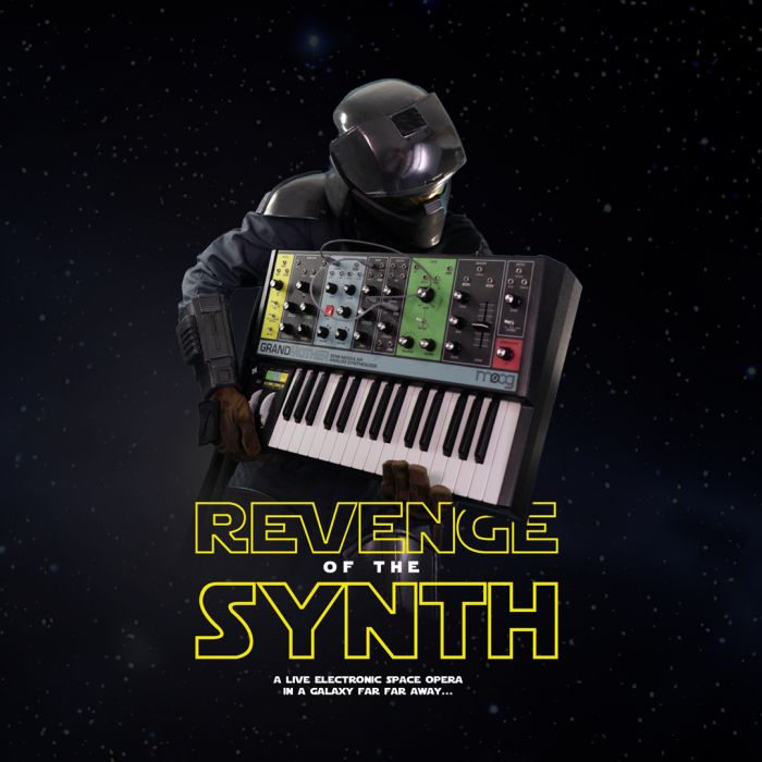 man in donker 'the force'pak met een keyboard in handen, logo van revenge of the synth en zwarte achtergrond