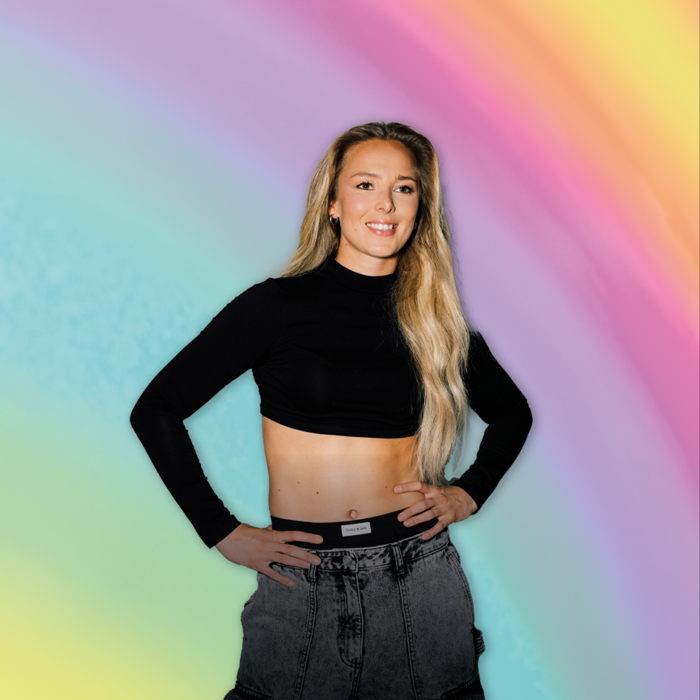 SERA zwarte lange mouwen crop top met Gooise Pride Party achtergrond