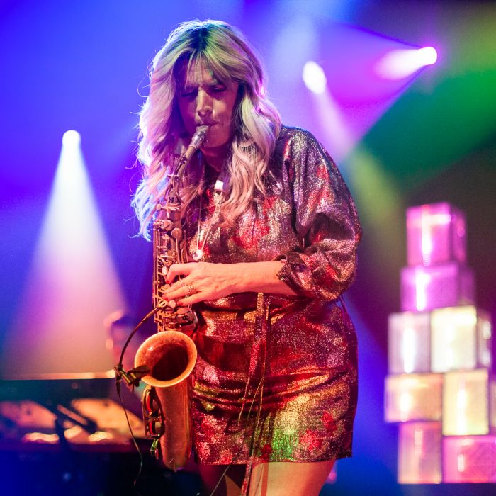 Foto van liveoptreden van Candy Dulfer op het podium