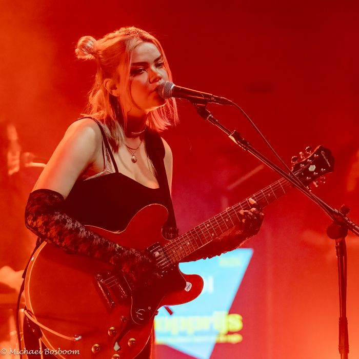 035 Popprijs finalist MORÈL zingt en speelt gitaar tijdens de finale