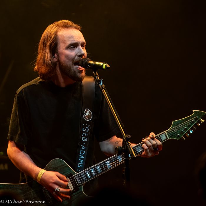 Winnaar van de 035 Popprijs Seb Adams performt tijdens de finale