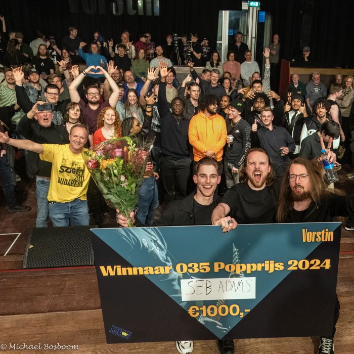 Winnaar van de 035 Popprijs Seb Adams poseert met de prijs voor het publiek