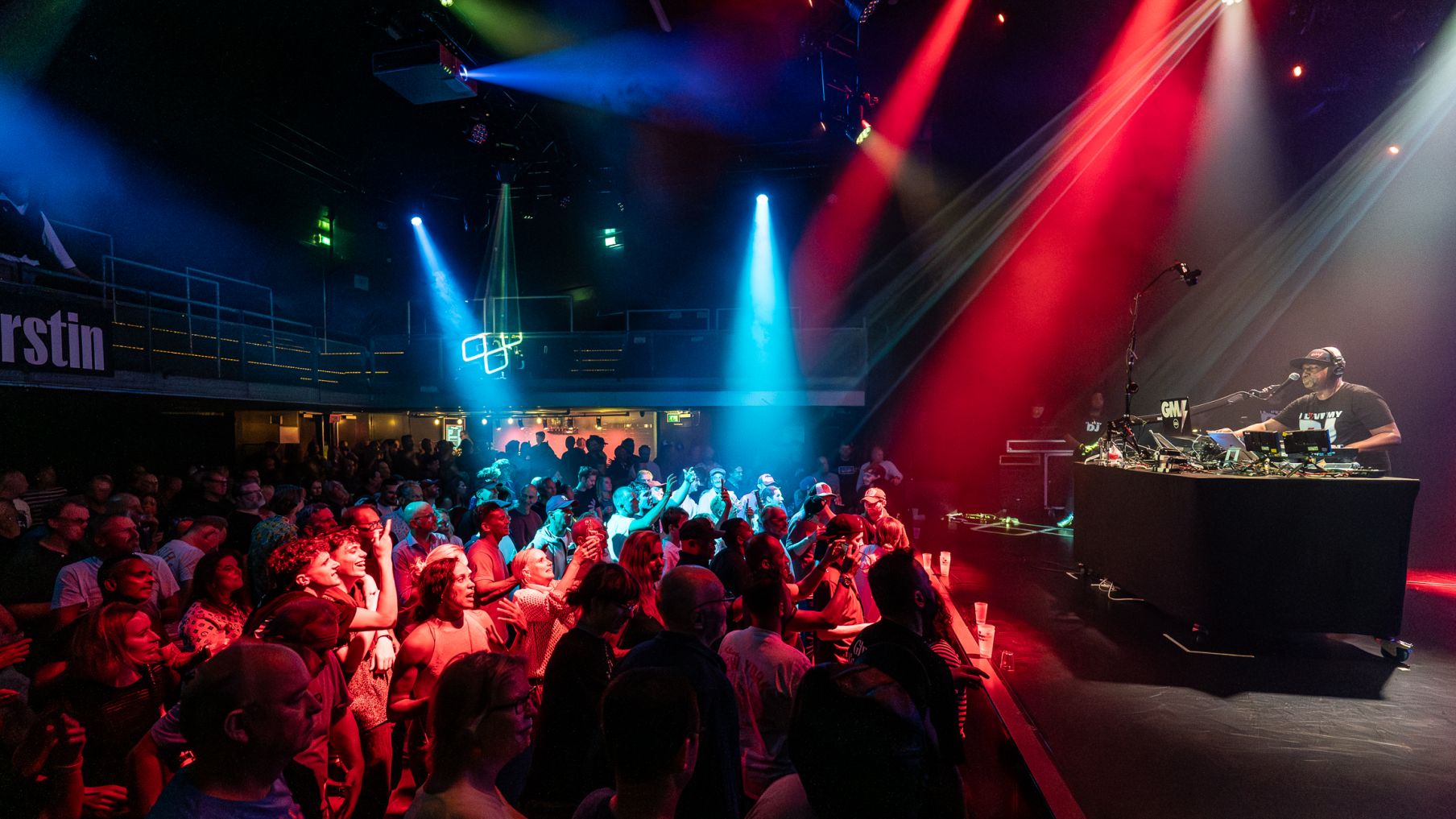 Hiphop-legende Grandmaster Flash bespeelt zijn publiek in onze grote zaal