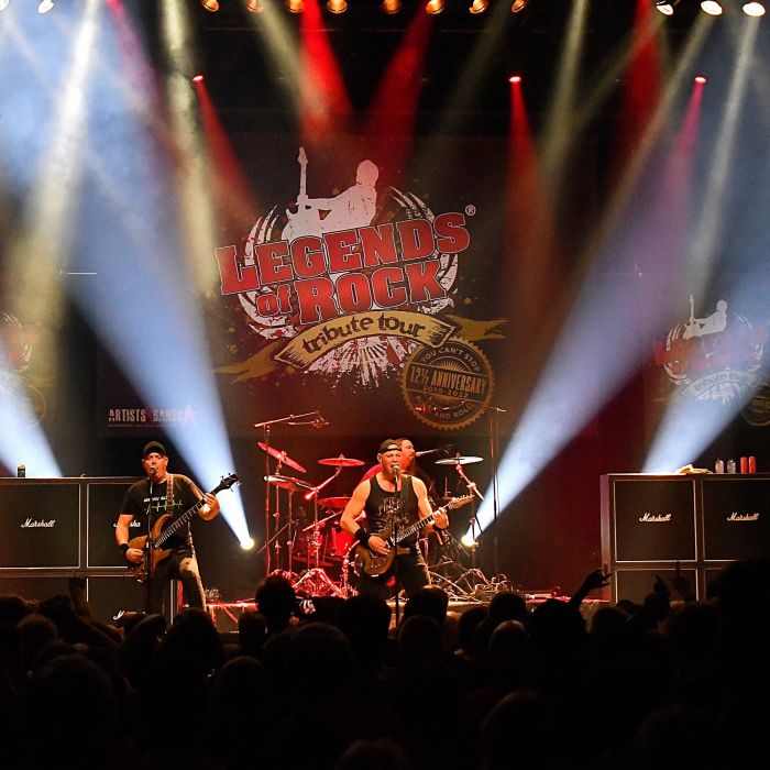 Legends of Rock tributeact eert Metallica op het podium