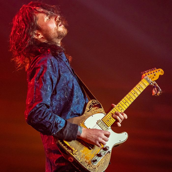 Dom Martin soleert op een Fender Telecaster