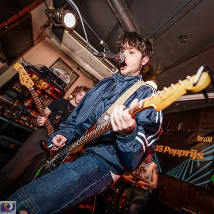 man speelt op de gitaar en zingt, actiefoto in de skiff