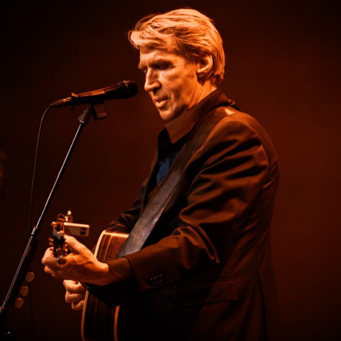 Frank Boeijen die gitaar aan het spelen is.