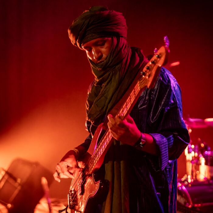 Livefoto band Tamikrest, gitarist staat hierop afgebeeld.