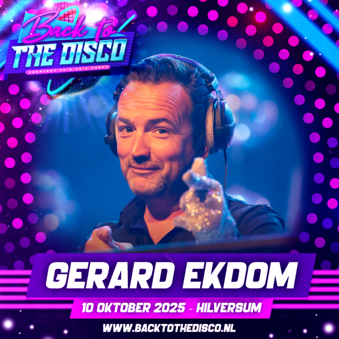 Foto van een vrolijke Gerard Ekdom met koptelefoon op