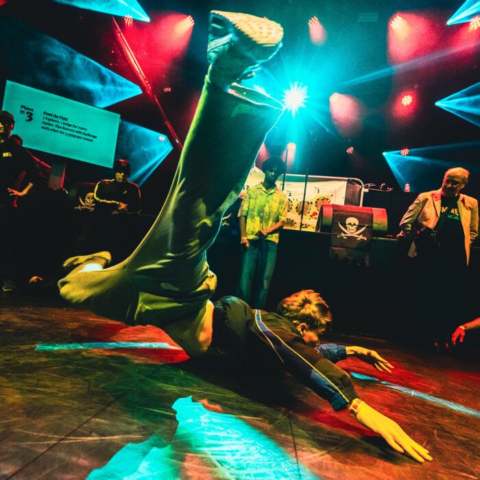 Breakdancer danst terwijl publiek hem toekijkt
