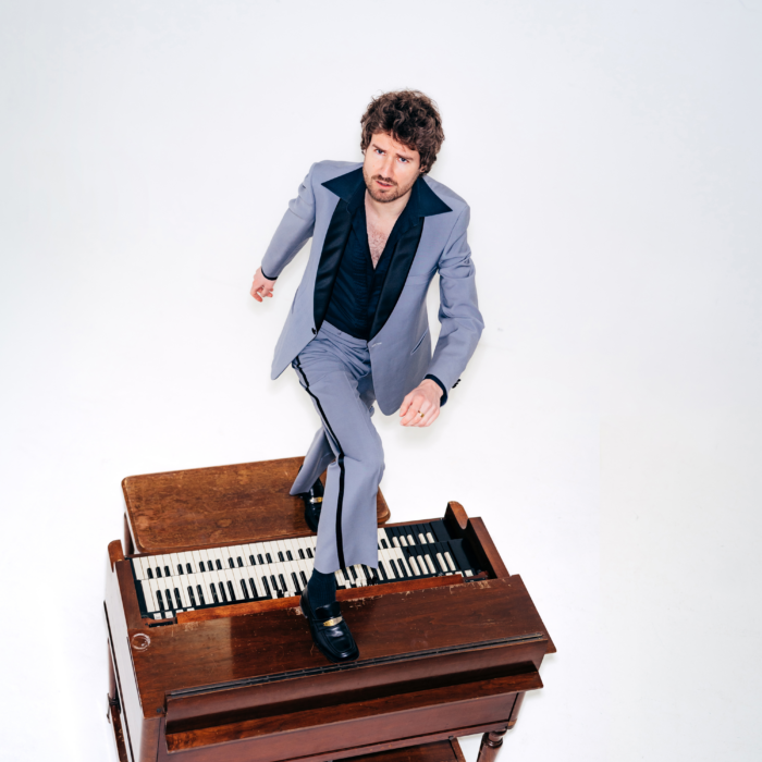 Zanger Thijs Boontjes staat op een piano.