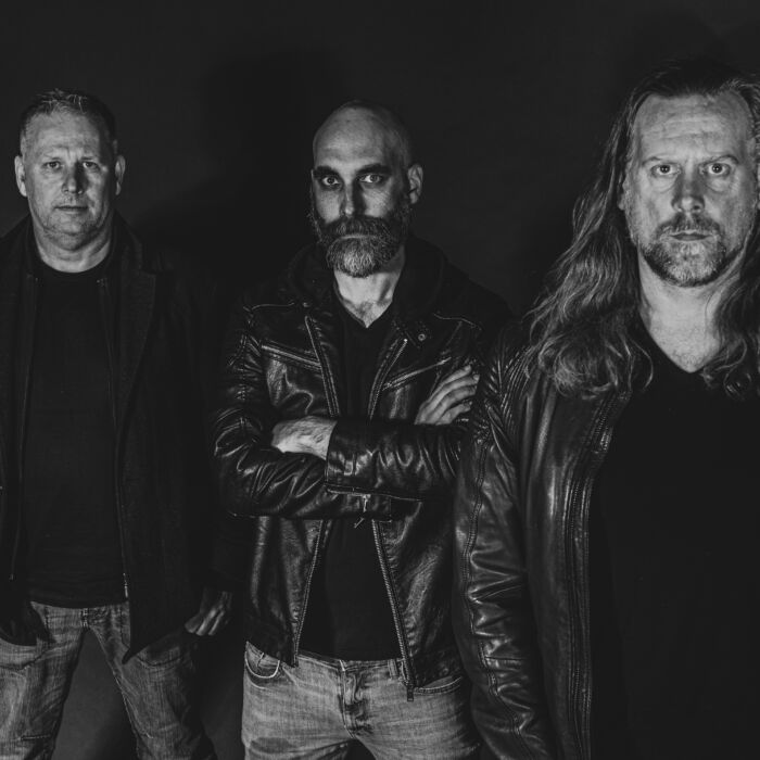Zwart-witfoto van bandleden metalband Chaos Unleashed. Bandleden kijken stoer in de camera.