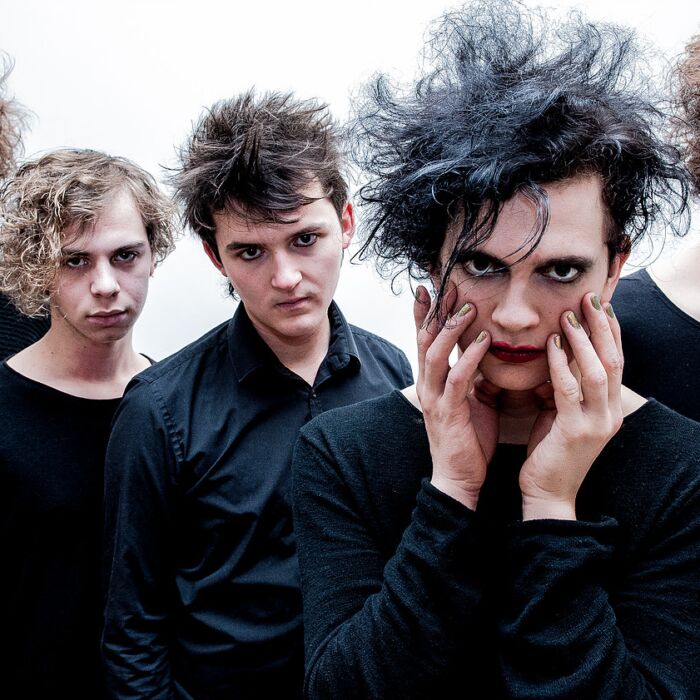 Bandleden van I Found The Cure poseren voor de camera op The Cure achtige manier