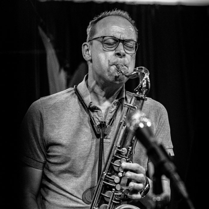 Saxofonist Leo Janssen speelt sax