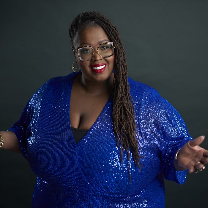 Shirma Rouse in een Blauwe glitterjurk