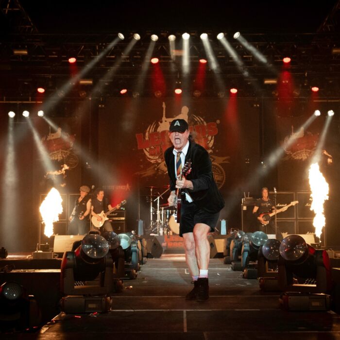 AC/DC ctributeband High Voltage performt op het podium met catwalk en vuurshow.