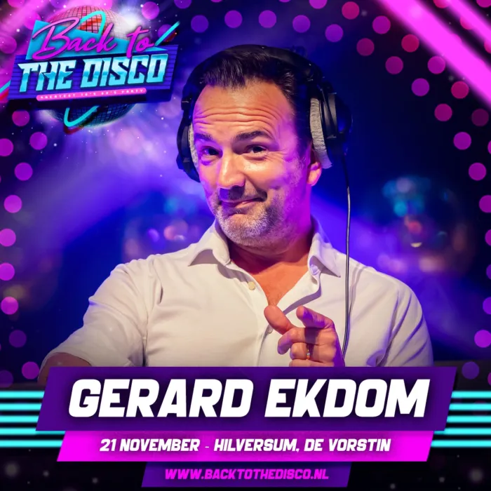 Afbeelding van Gerard Ekdom achter een draaitafel met het Back To The Disco logo.