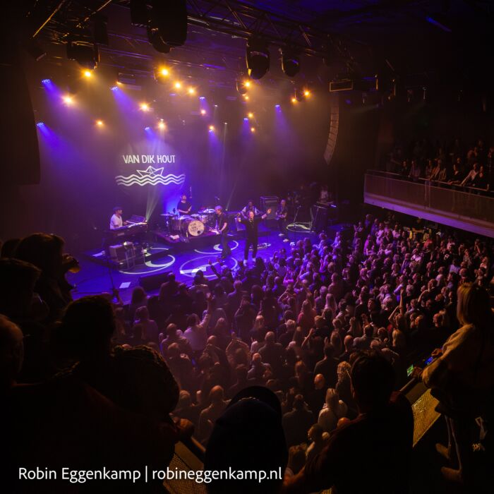 Publiek in de Grote Zaal van De Vorstin bij Van Dik Hout