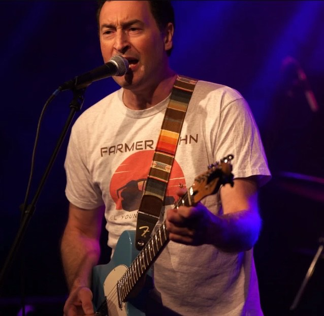 De zanger van openingsacht Farner John live in actie