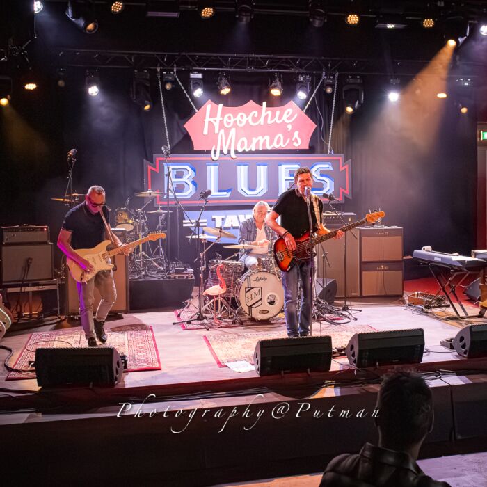 Bluesband Hoochie Mama performt in triobezetting in de kleine zaal van De Vorstin.