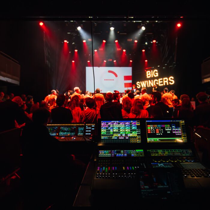 Foto vanuit het perspectief van de schakeltechnicus tijdens tv-opnames in de grote zaal van De Vorstin