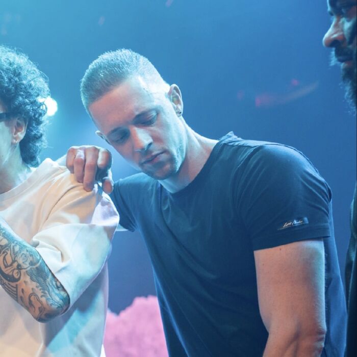 Rapper Dr. 10 staat op het podium en kijkt naar beneden