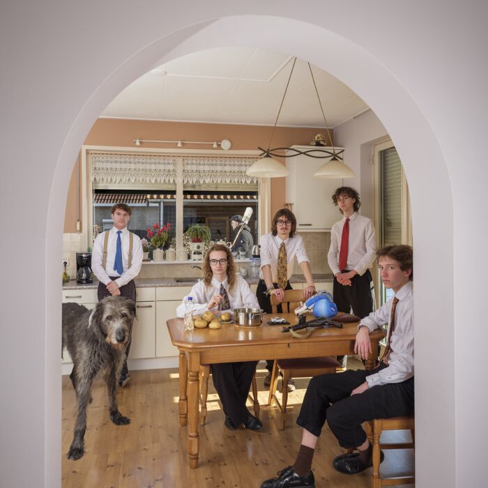 de band Grote Geelstaart in de keuken aan tafel.