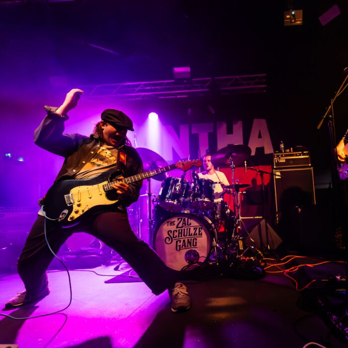 Energieke livefoto van blues-rocktrio Zac Schulze Gang (UK)