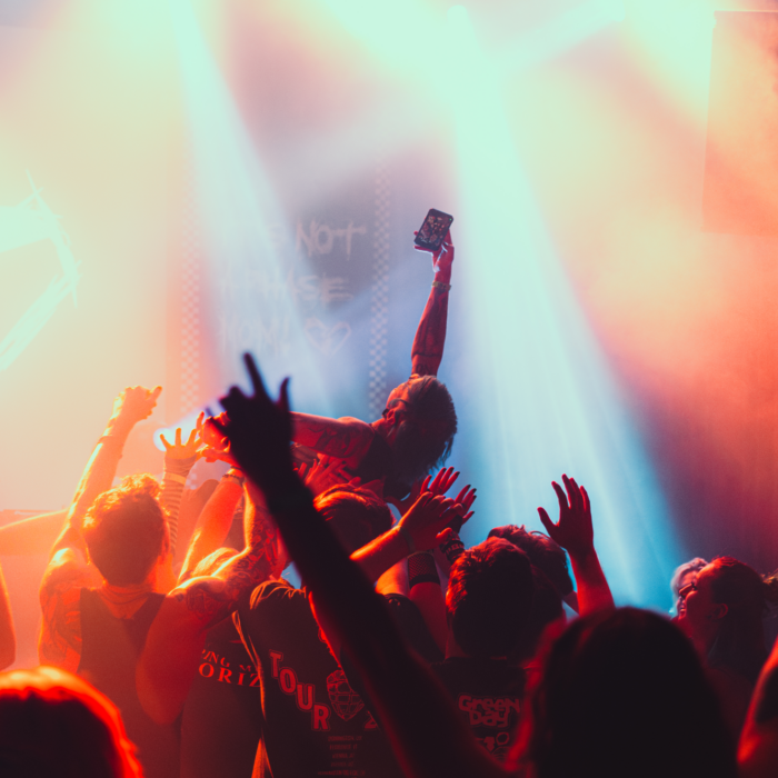 Emo Night-gangers feesten, crowdsurfen.