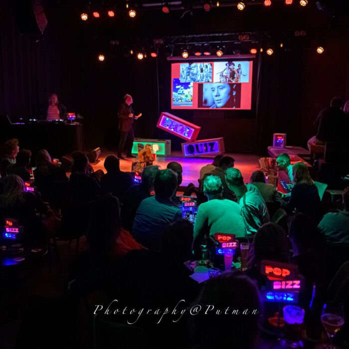 Volle zaal met mensen tijdens de Pop Bizz Quiz in De Vorstin.