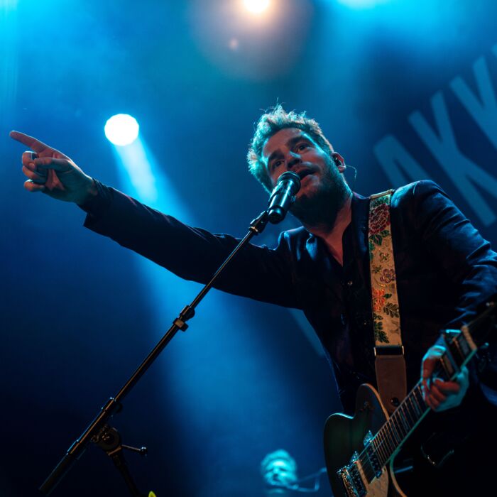 Tim Akkerman op het podium als zanger van zijn Bruce Springsteen-tribute