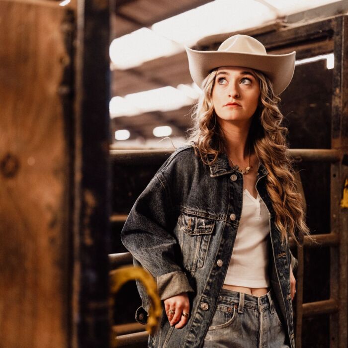 Countryzangeres Dolce Beringer heeft beige cowboyhoed op en kijkt schuin naar boven.
