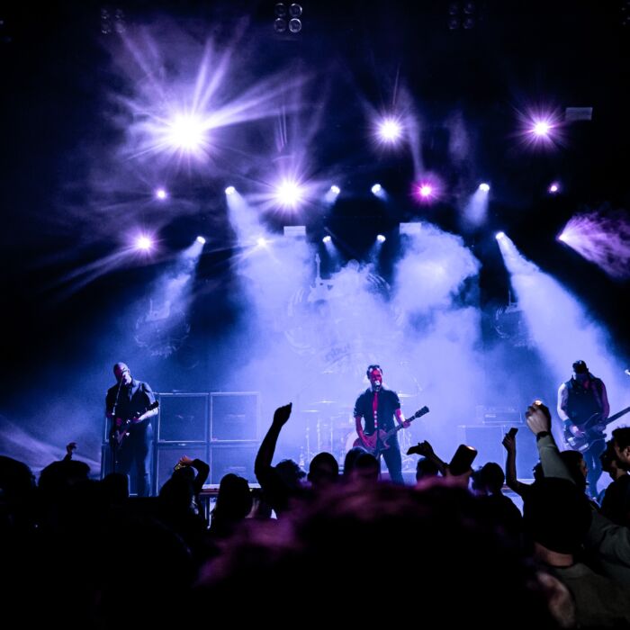 Green Day tributeband Green Bay performt op het podium voor een volle zaal juichende rockliefhebbers
