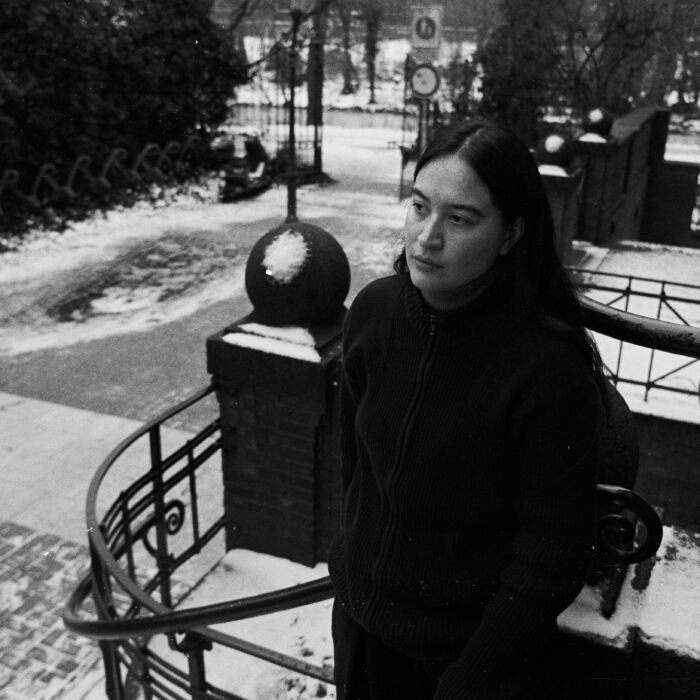 Kaya staat op straat (zwartwit foto)