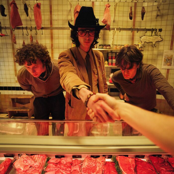 Bandleden van Fellatio schudden hand met de slager