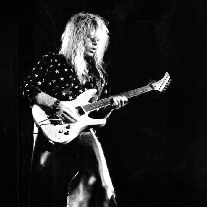 Een jonge Adrian Vandenberg op een foto uit zijn dagen bij Whitesnake