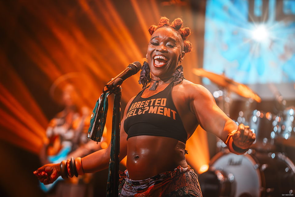 De zangeres van Arrested Development in onze grote zaal