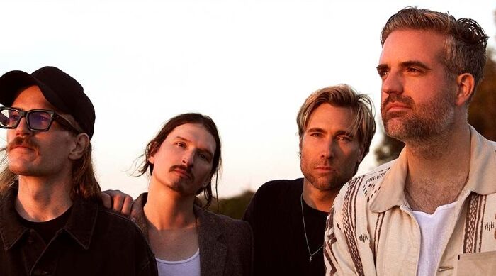 op de afbeelding is Kensington te zien in de buiten lucht terwijl ze allemaal voor zich uit staren