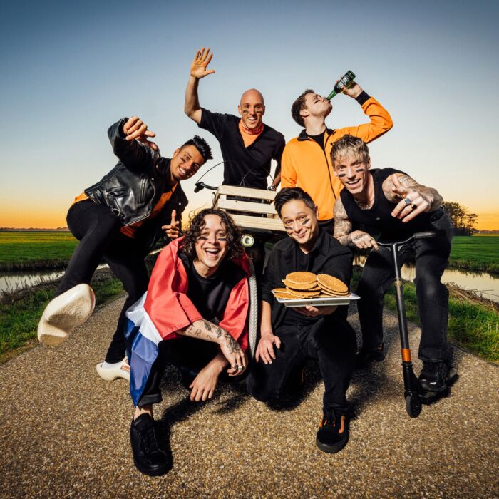 Bandleden van Daredevils poseren juichend in buitenlucht.