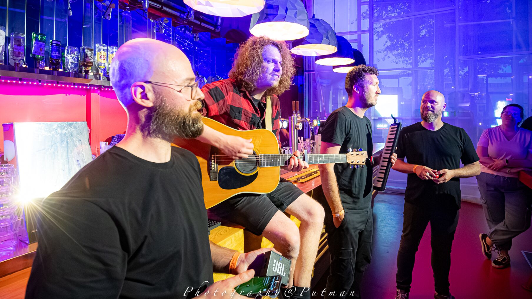 Fokko op de bar in onze kleine zaal