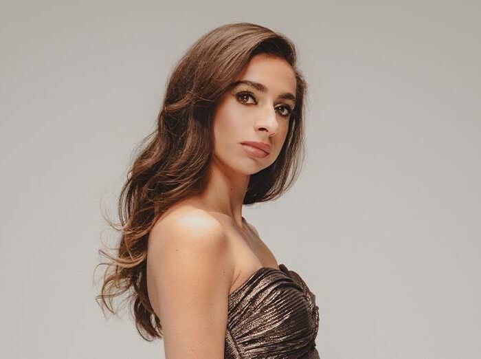 Zangeres Nona kijkt schuin de camera in