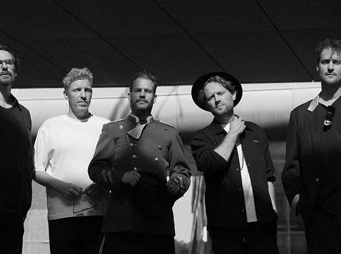 Zwartwitte bandfoto van Tim Akkerman met zijn kompanen van The Ivy League