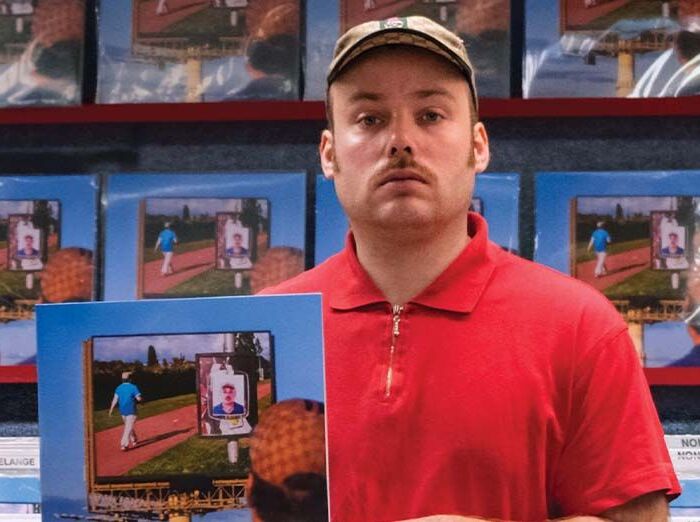 nonchelange met pet en rode polo