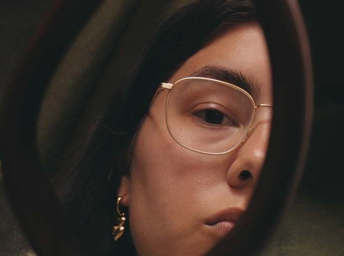 halve gezicht van nyve op de foto