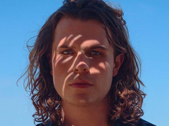 remme staat in de schaduw