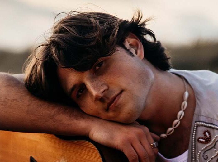 afbeelding van Sven Cilliers waarin hij een gitaar vast heeft.