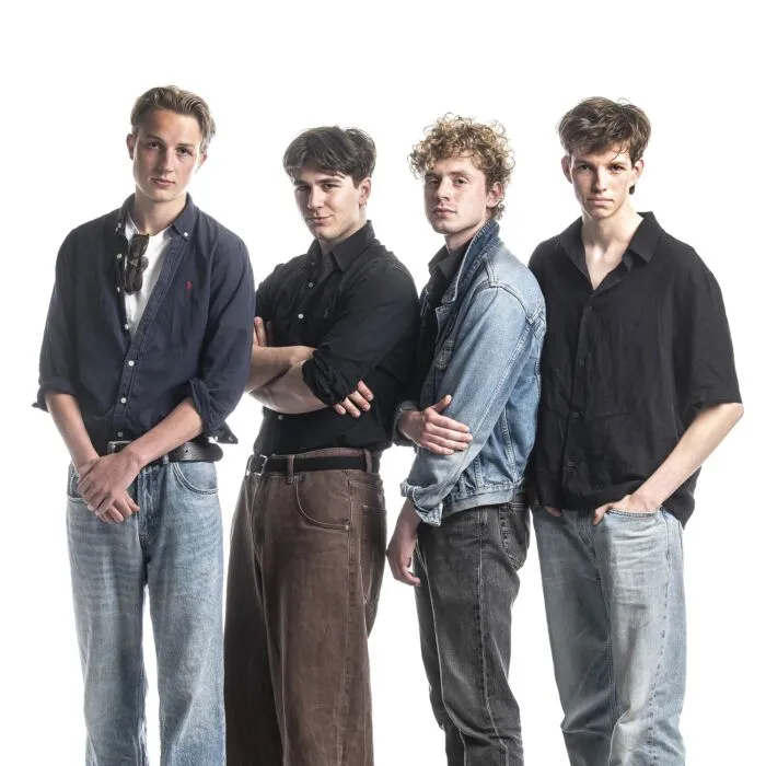 Bandfoto van Strak Plan poserend alsof ze Doe Maar zijn